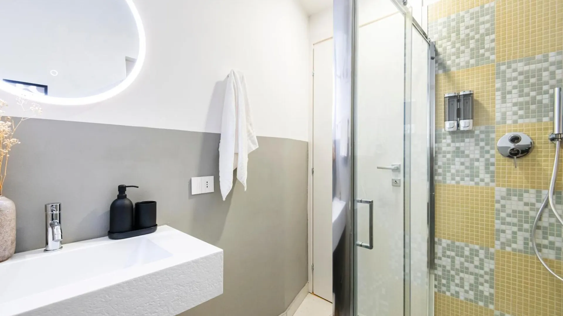 Hotel Easylife - Suite In Centrale Milan