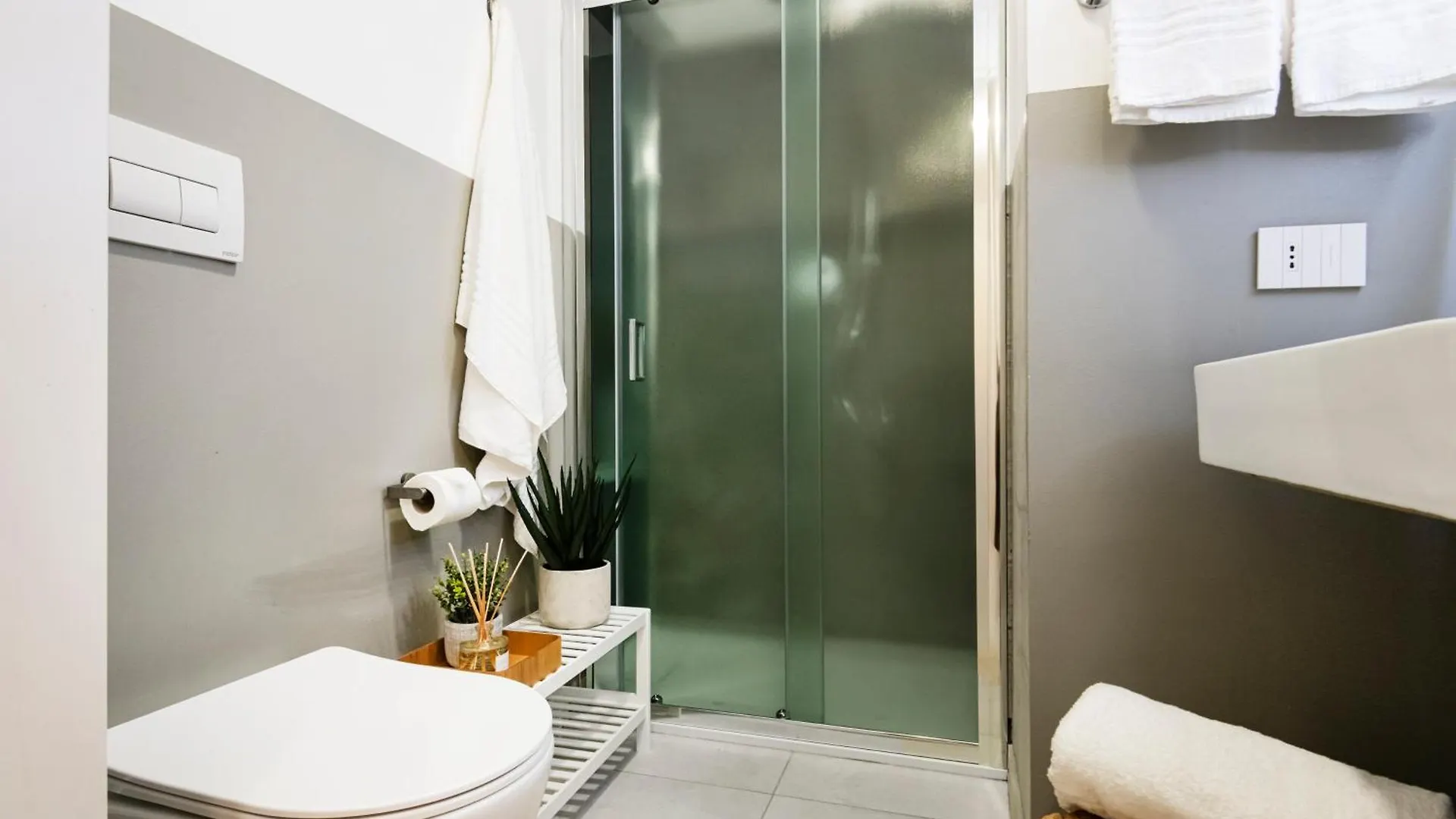 Hotel Easylife - Suite In Centrale Milan