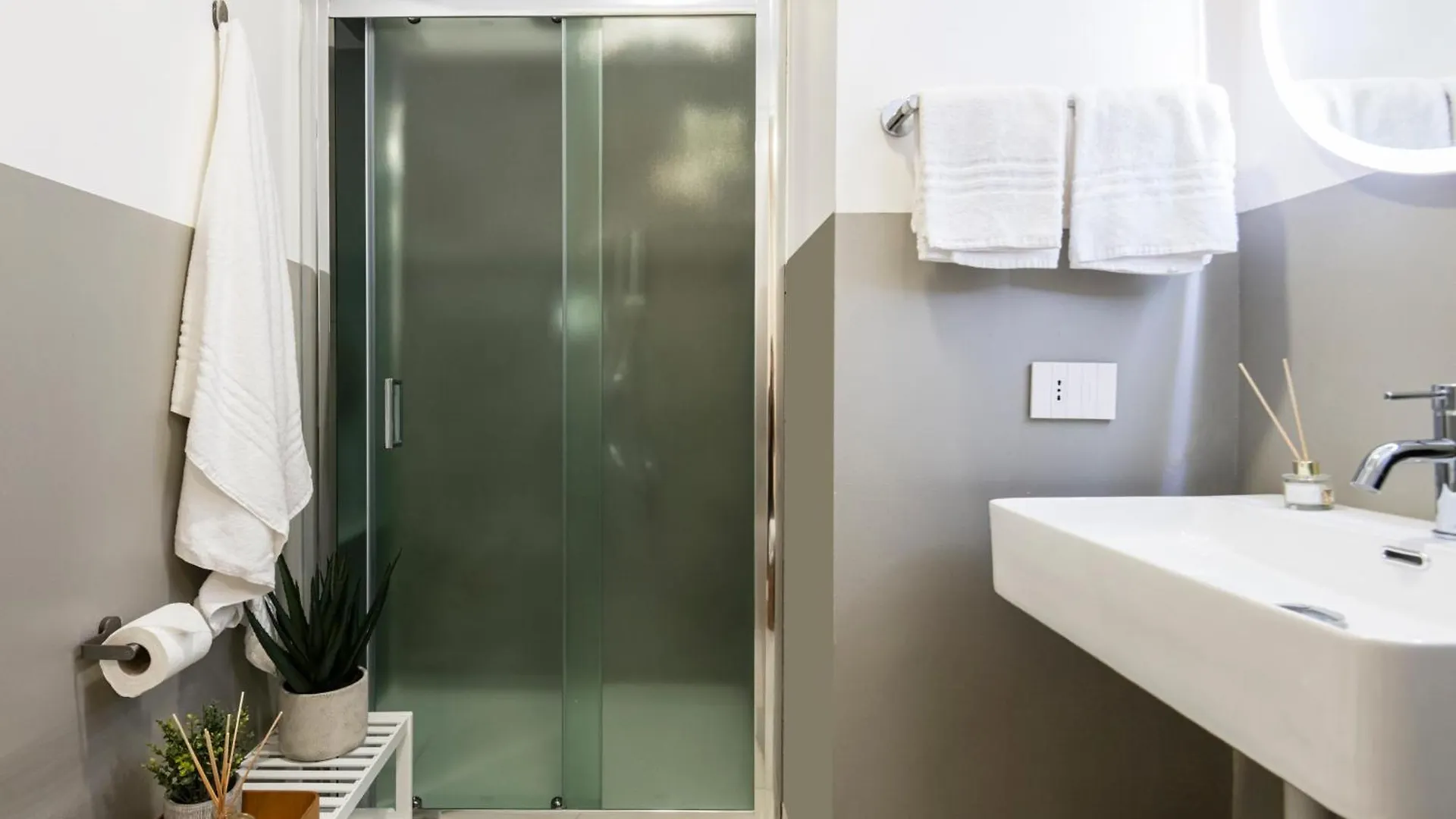 Hotel Easylife - Suite In Centrale Milan